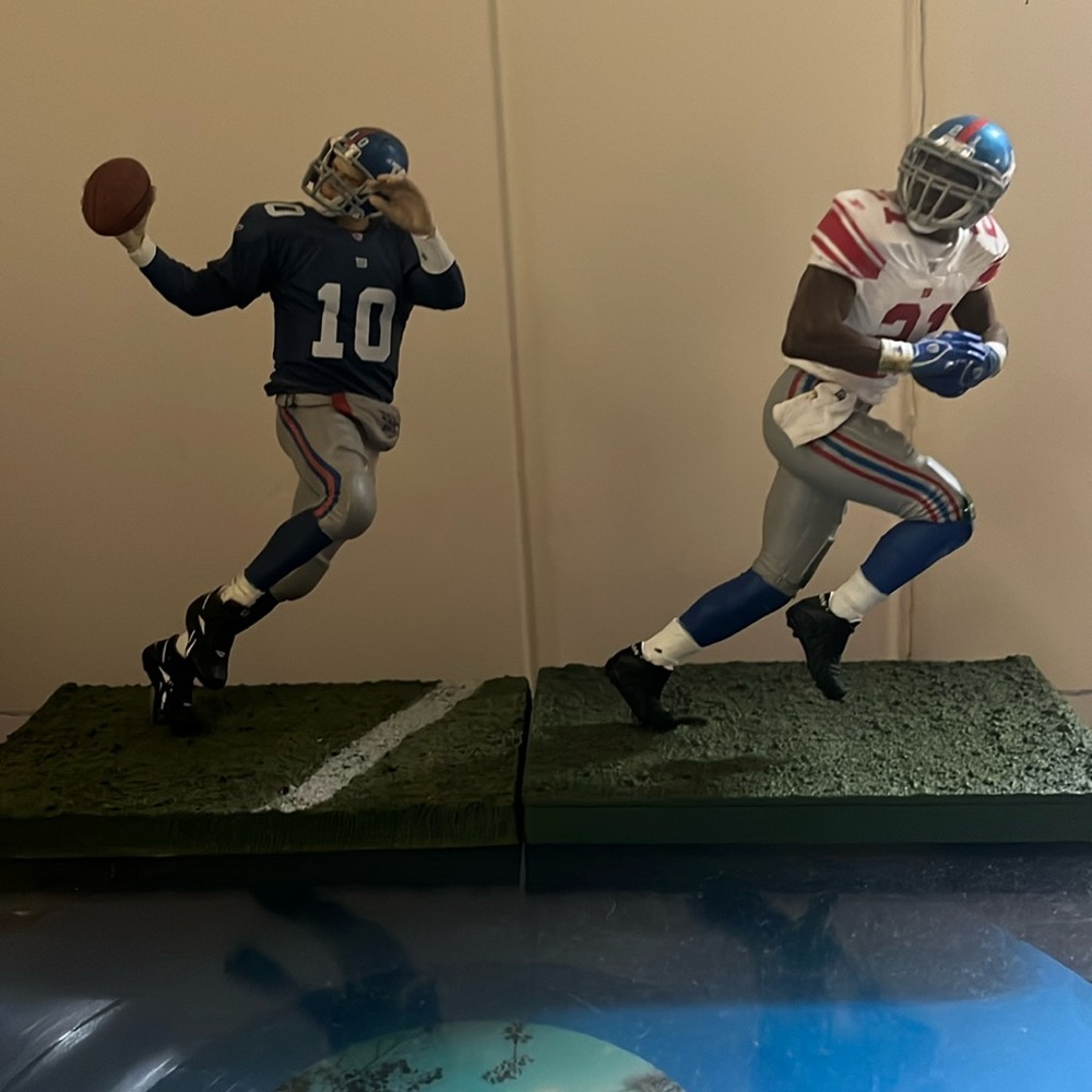 Statues of Tiki Barber and Eli Manning from 2005.